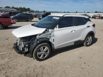  Salvage Nissan Kicks