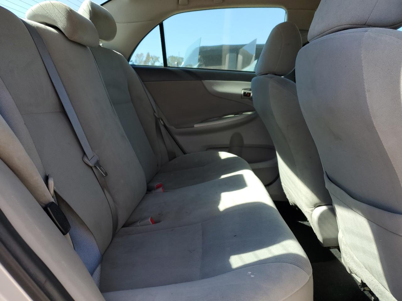 Toyota Corolla Base Image 9