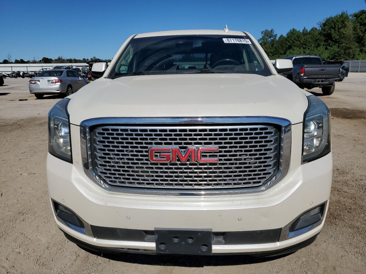 GMC Yukon Denali Image 7