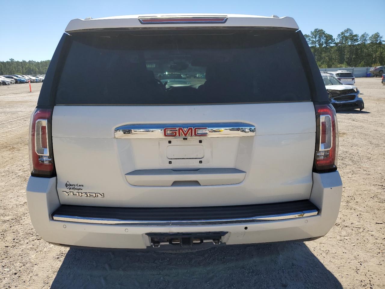 GMC Yukon Denali Image 8