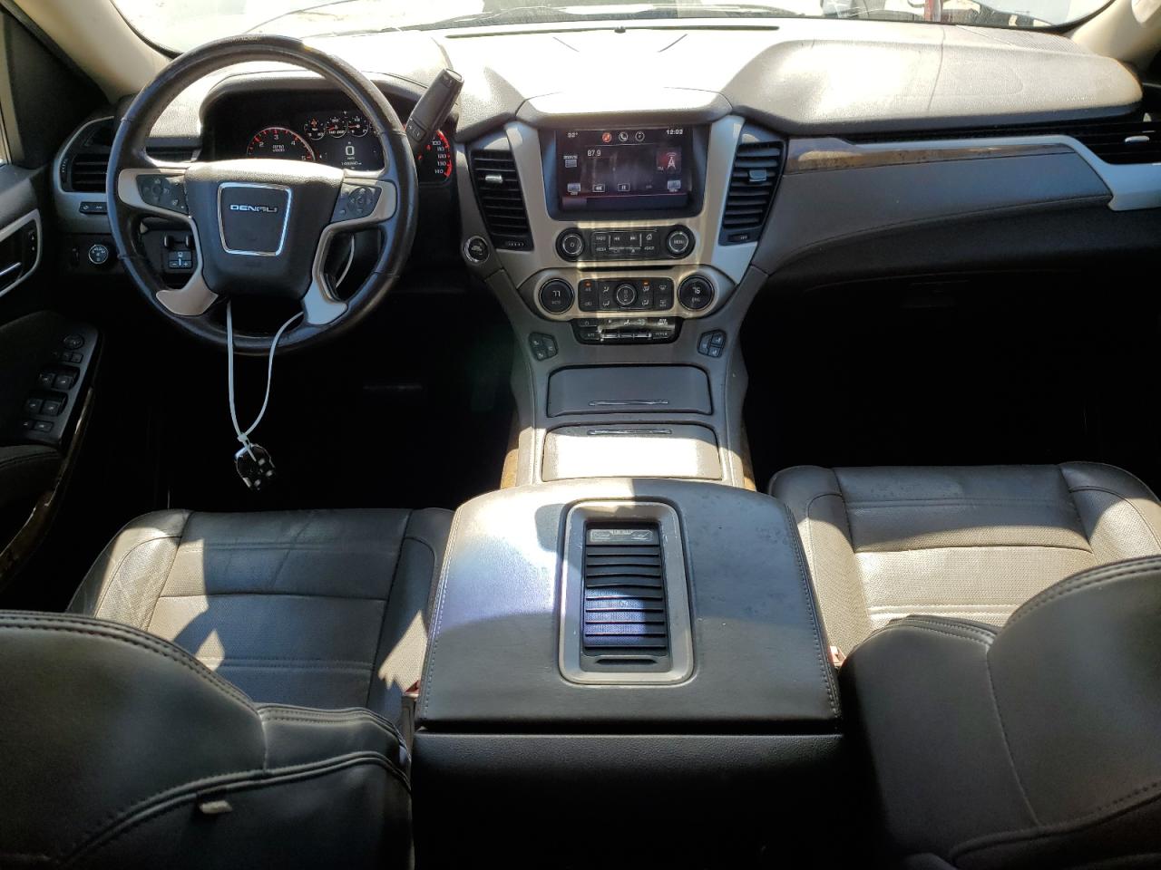 GMC Yukon Denali Image 5