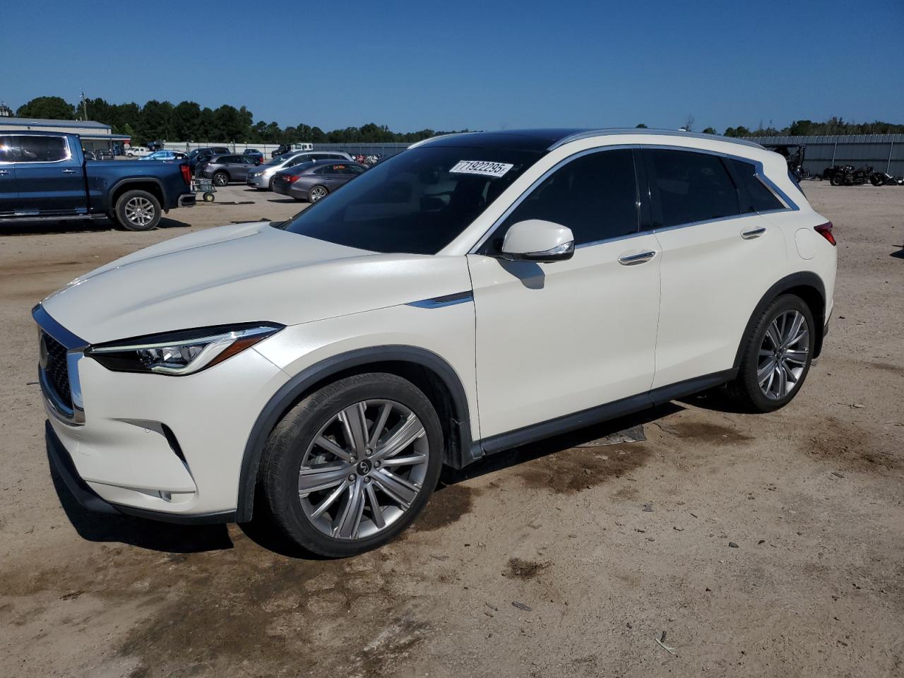 INFINITI Qx Essential Image 1