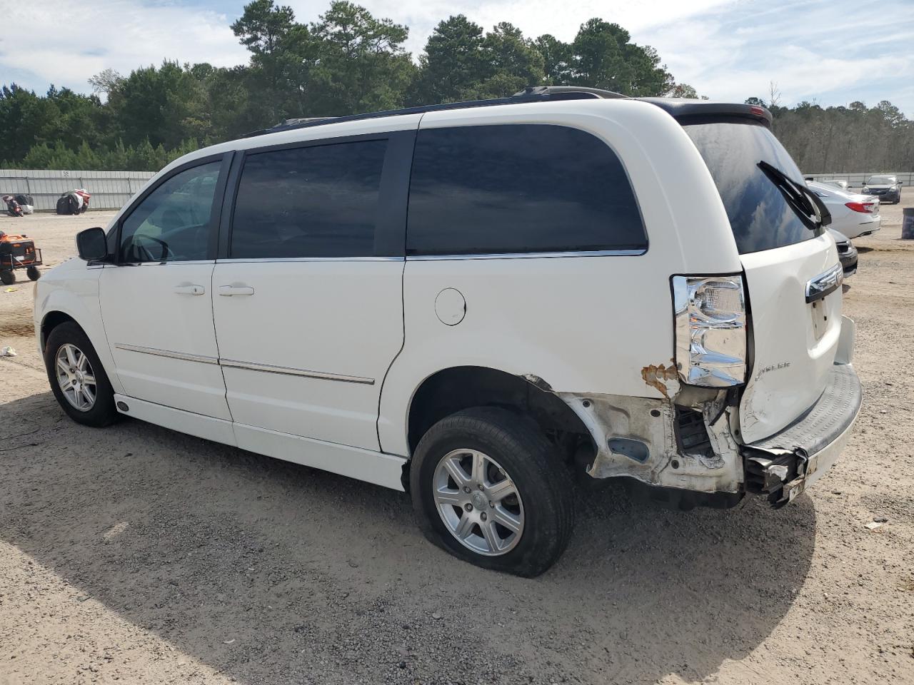 Chrysler Minivan Touring Image 3