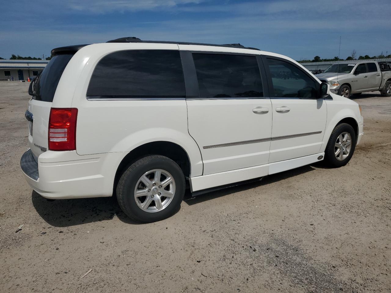 Chrysler Minivan Touring Image 2
