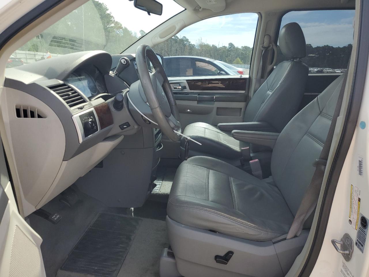 Chrysler Minivan Touring Image 10