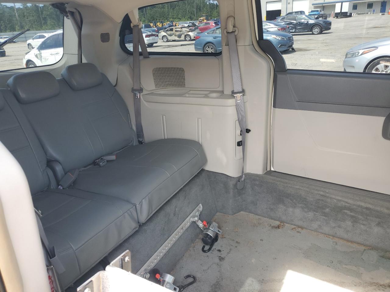 Chrysler Minivan Touring Image 9