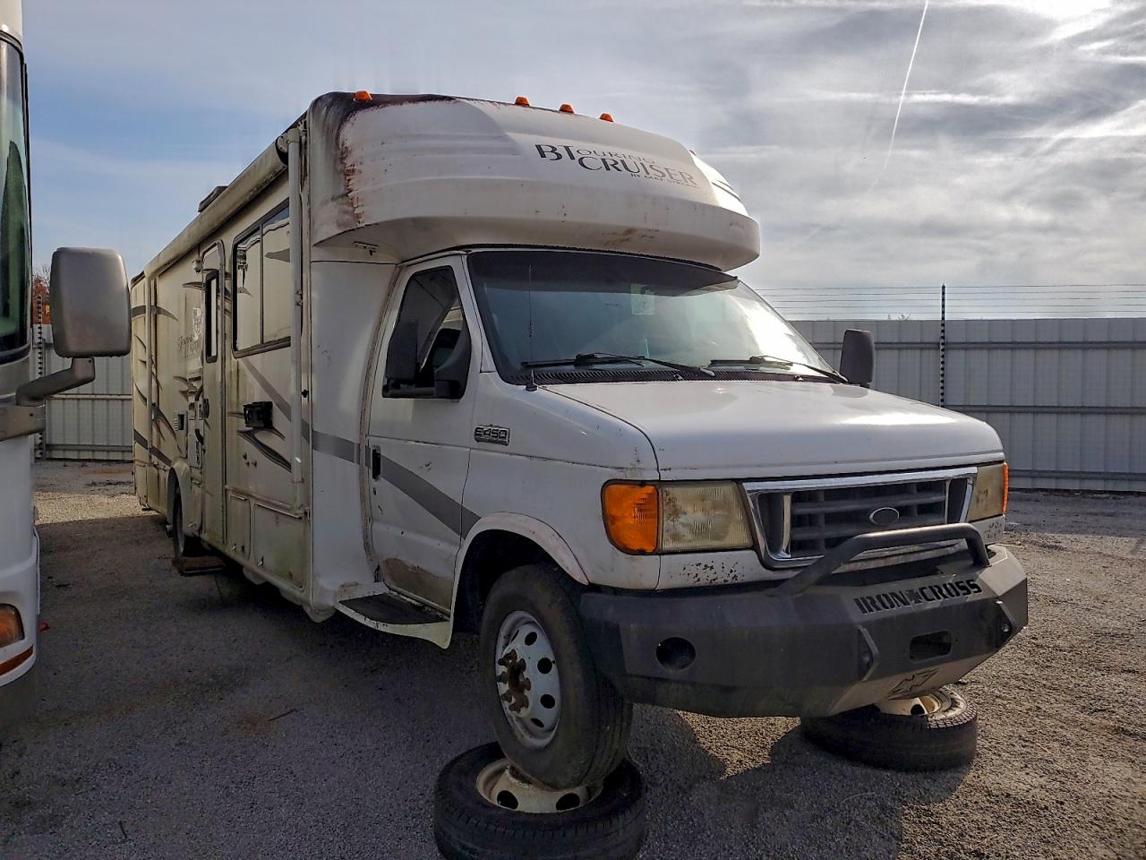 Ford Econoline E450 Super Duty Cutaway Van Image 1