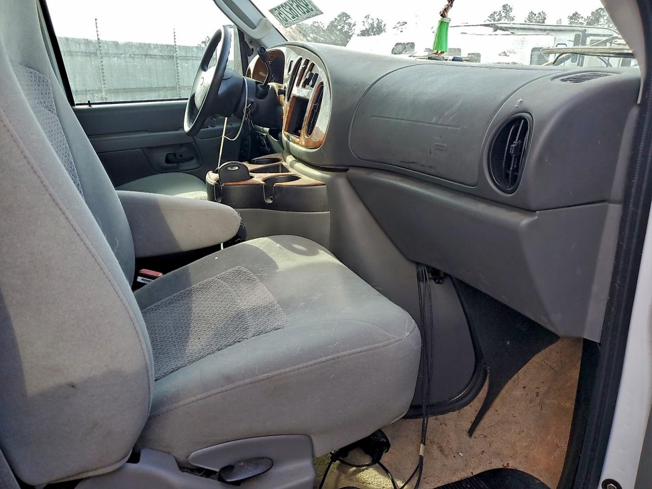 Ford Econoline E450 Super Duty Cutaway Van Image 6