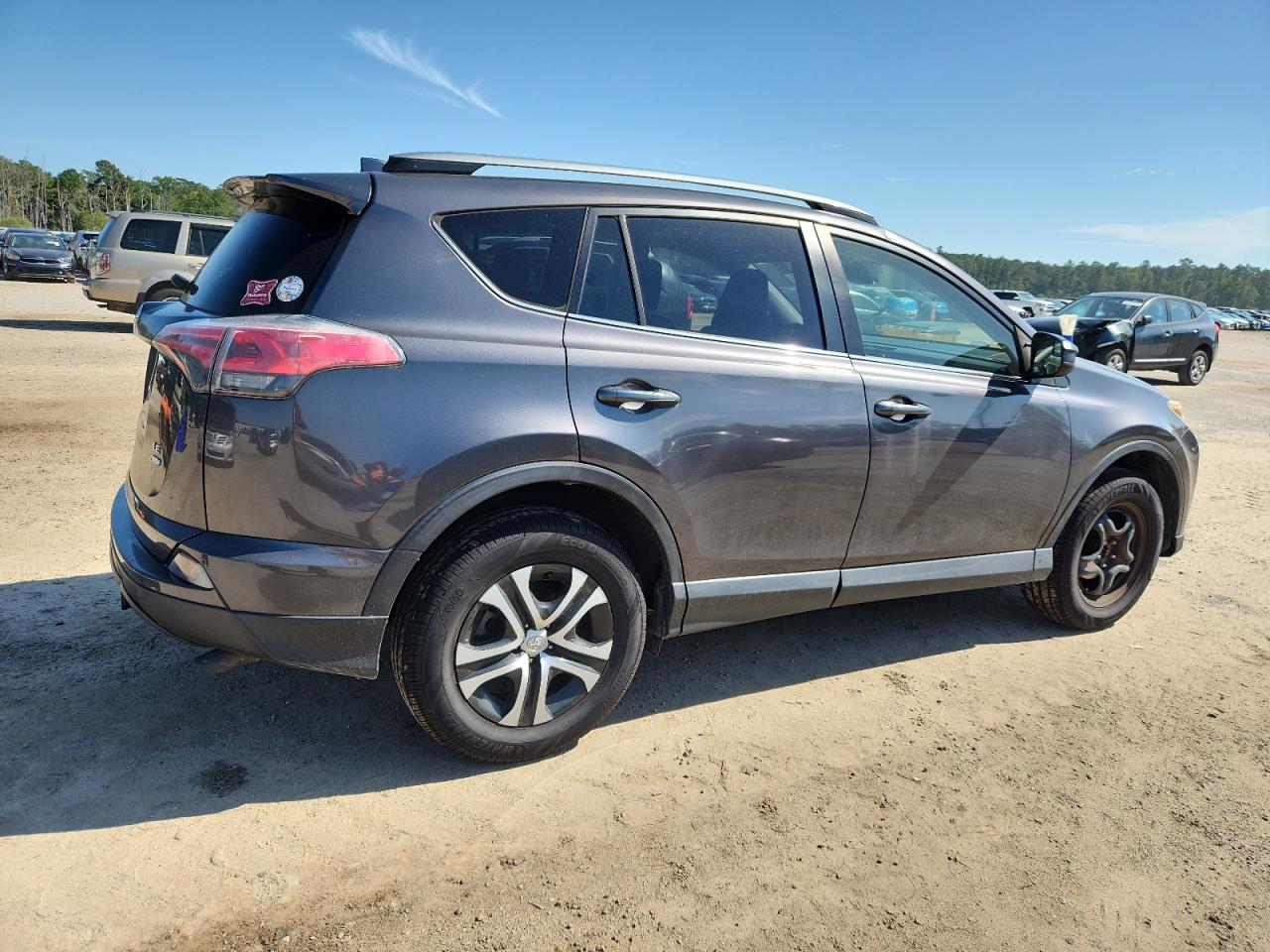 Toyota RAV4 Le Image 2