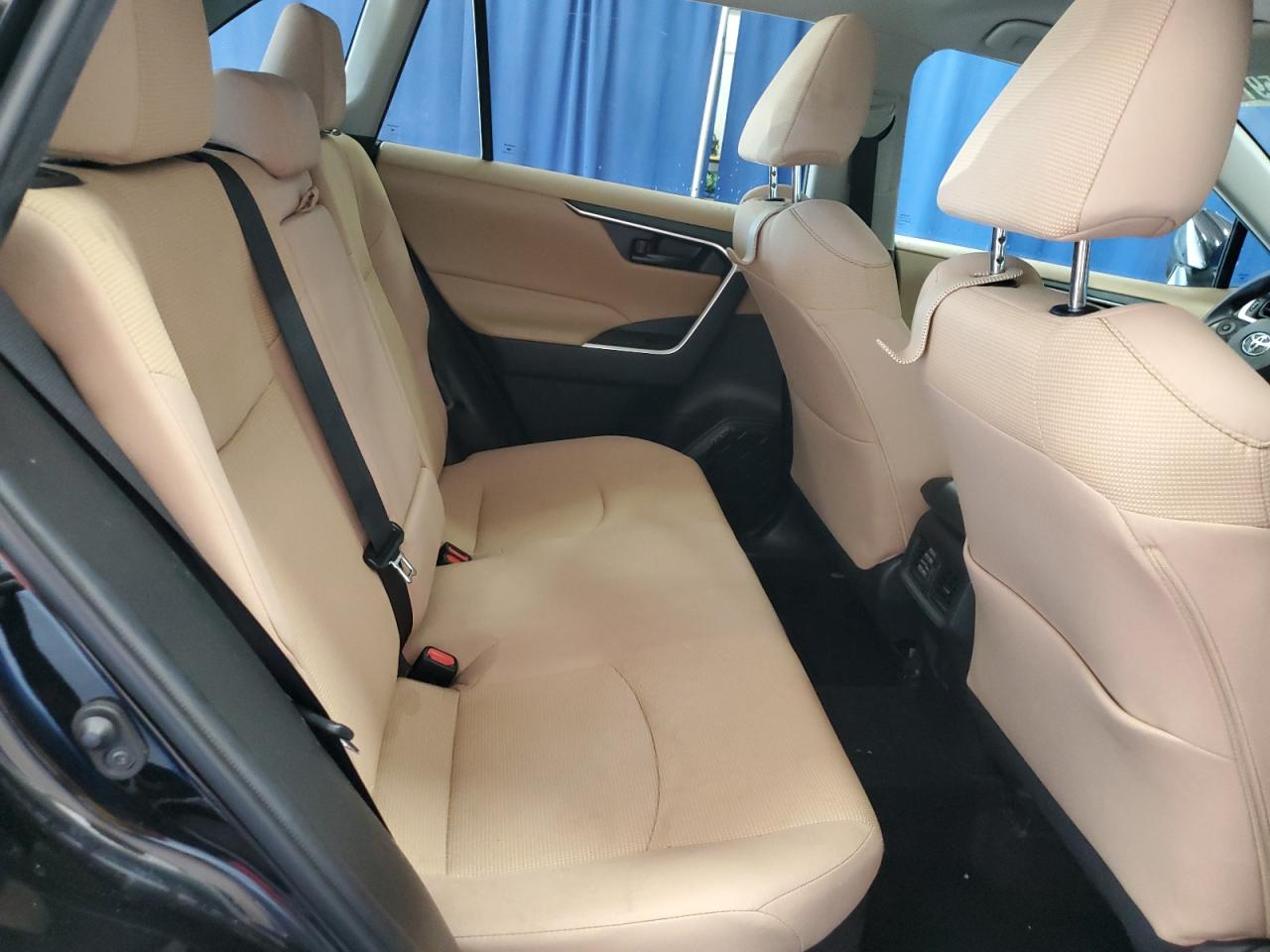 Toyota RAV4 Le Image 11