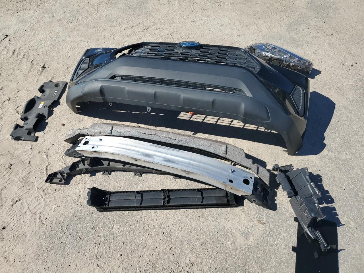 Toyota RAV4 Le Image 9