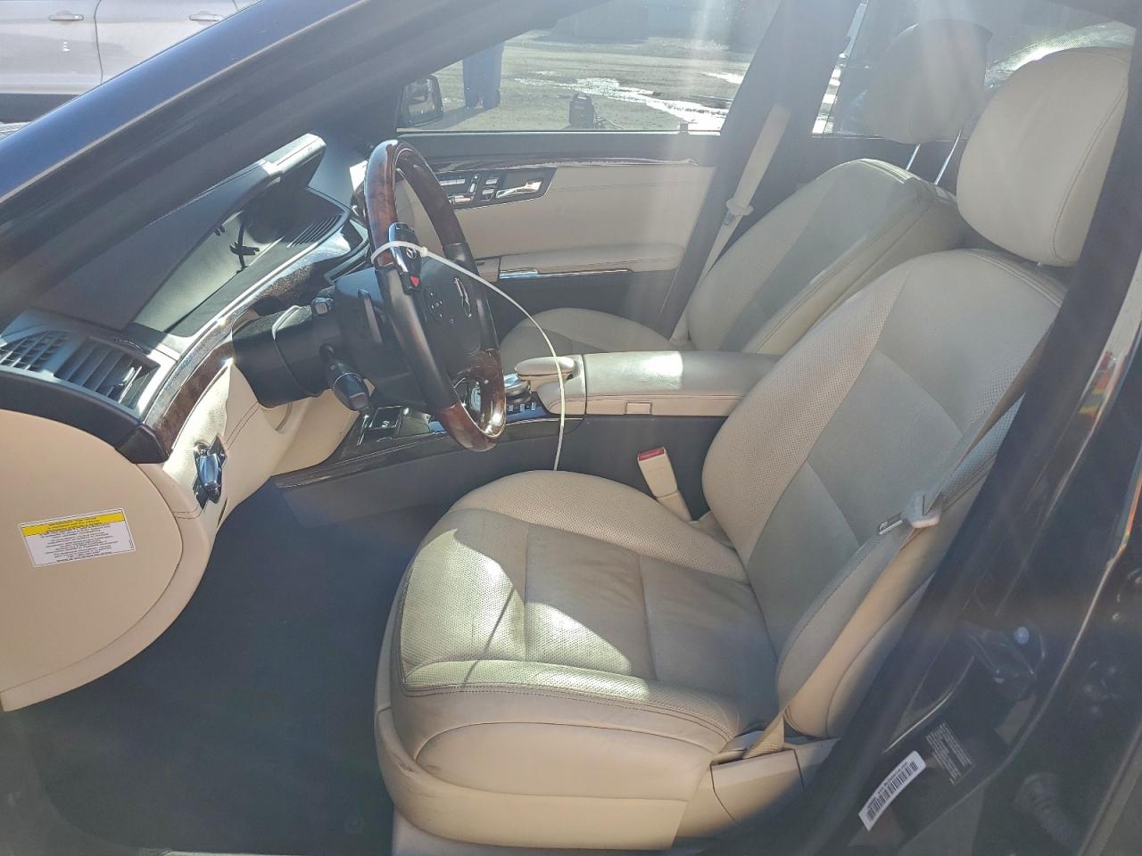 Mercedes-Benz S-Class 550 Image 3