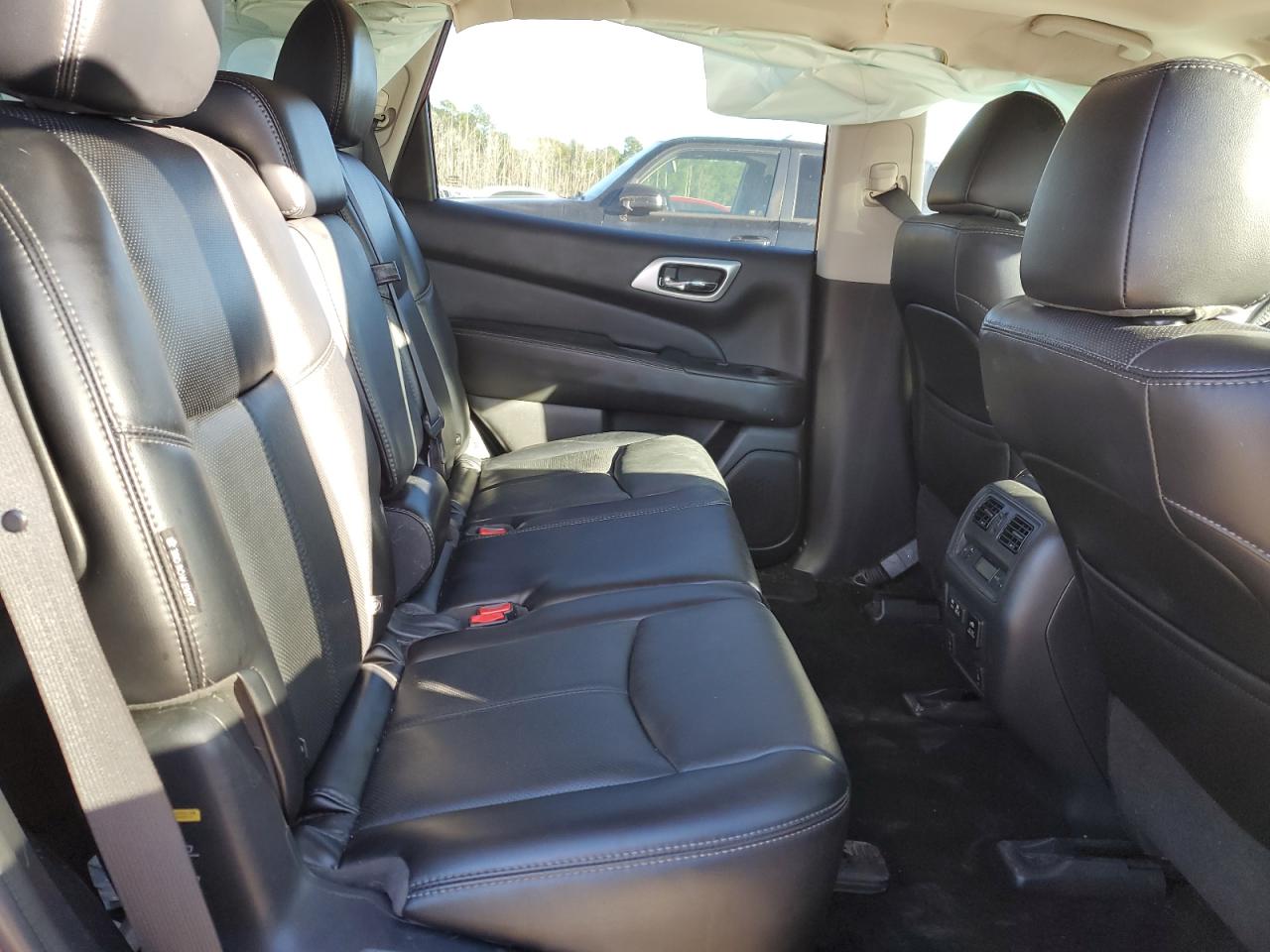 Nissan Pathfinder Platinum Image 6