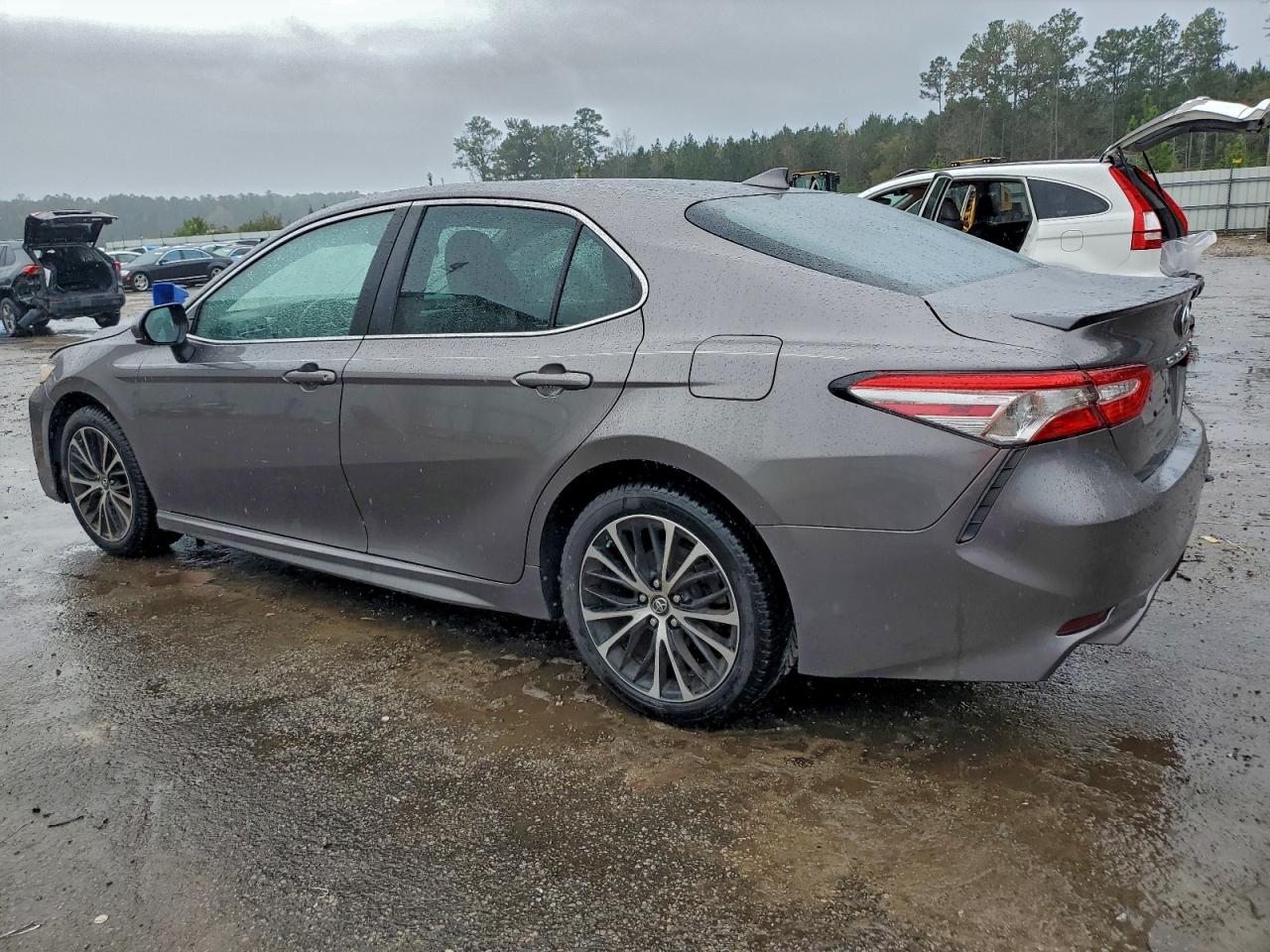 Toyota Camry L Image 2