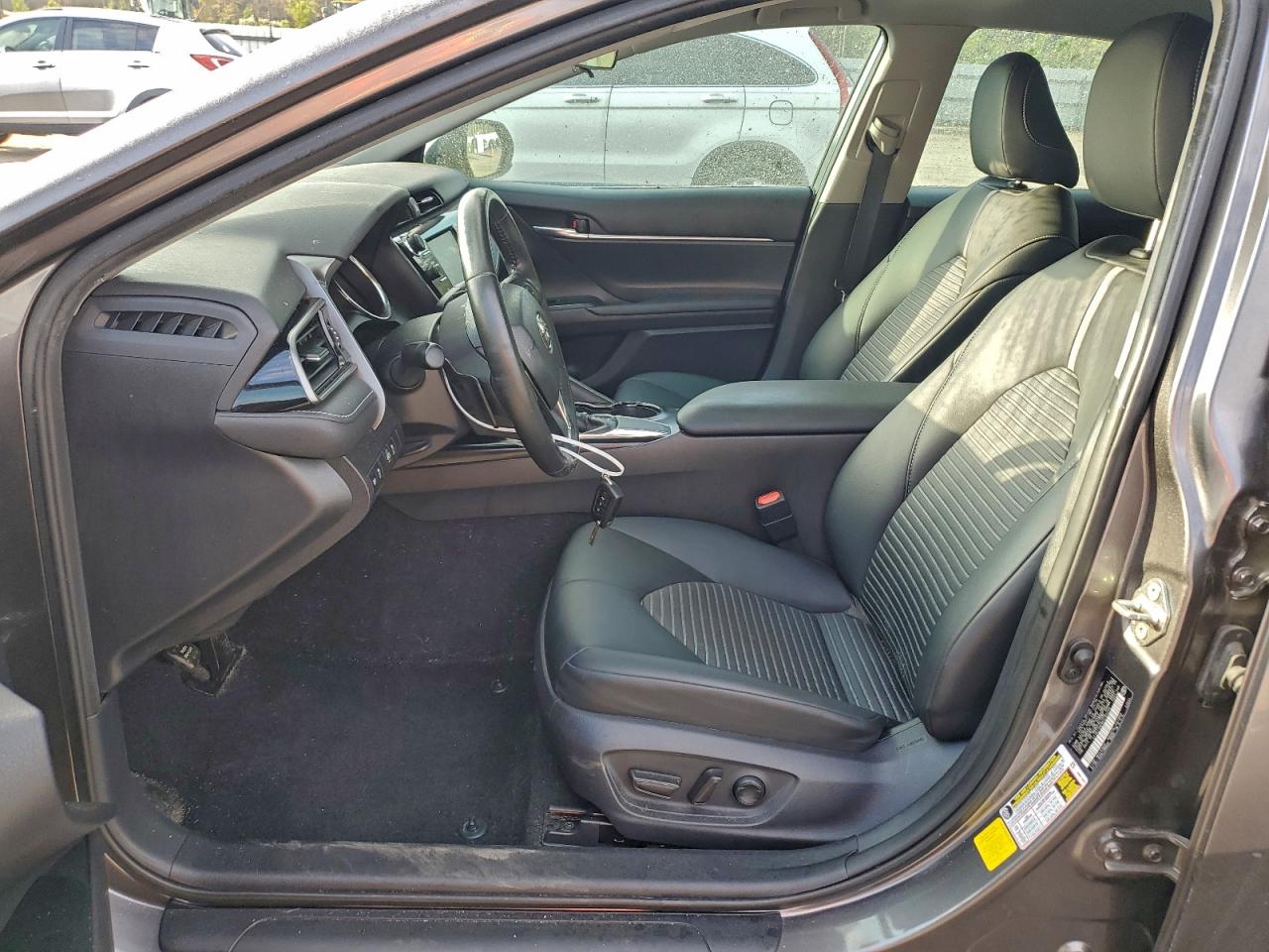 Toyota Camry L Image 7