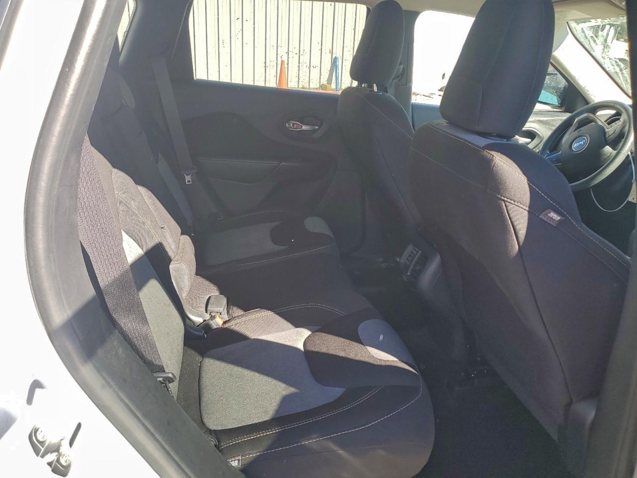 Jeep Grand Cherokee Sport Image 10