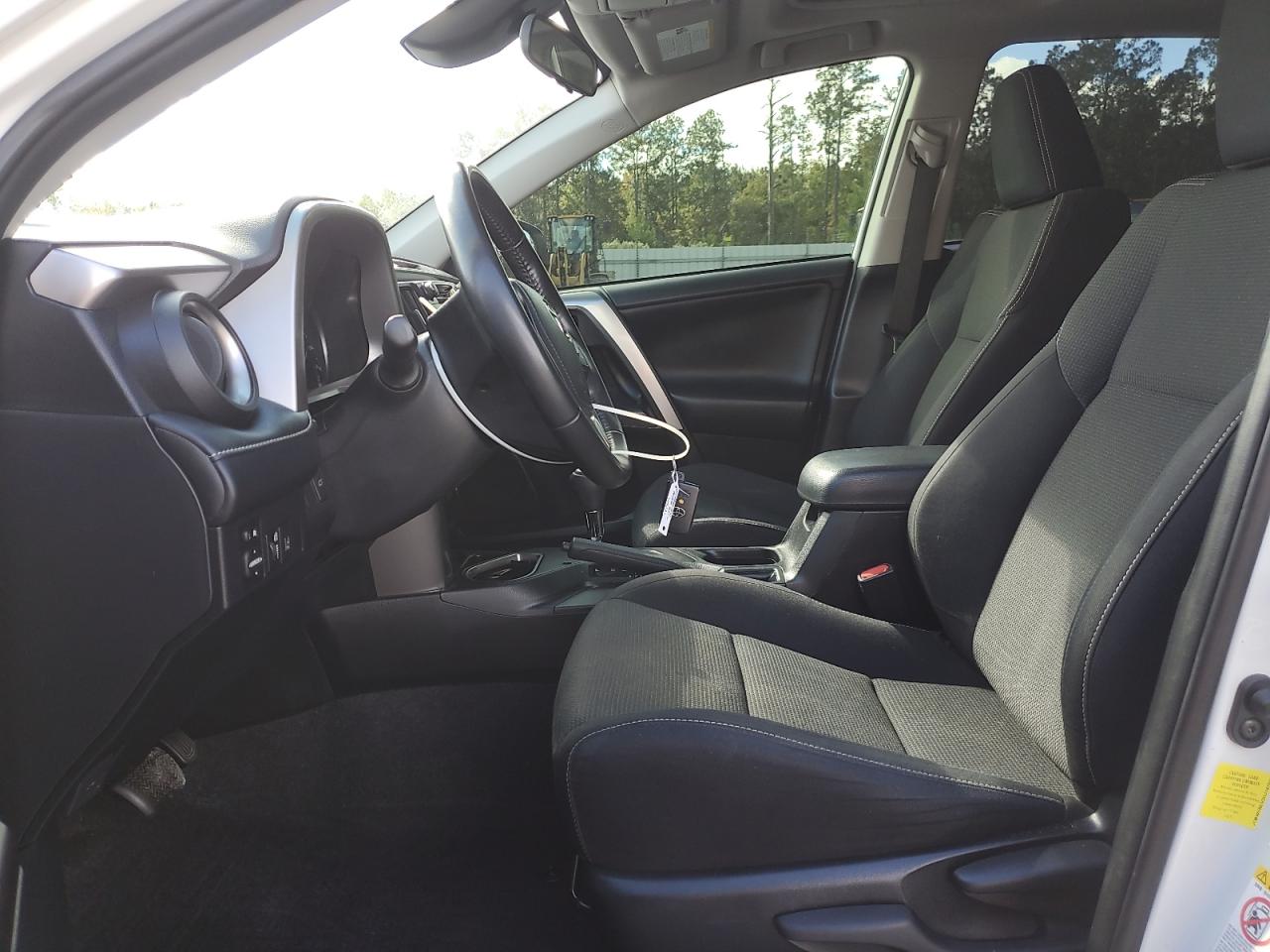 Toyota RAV4 Xle Image 10