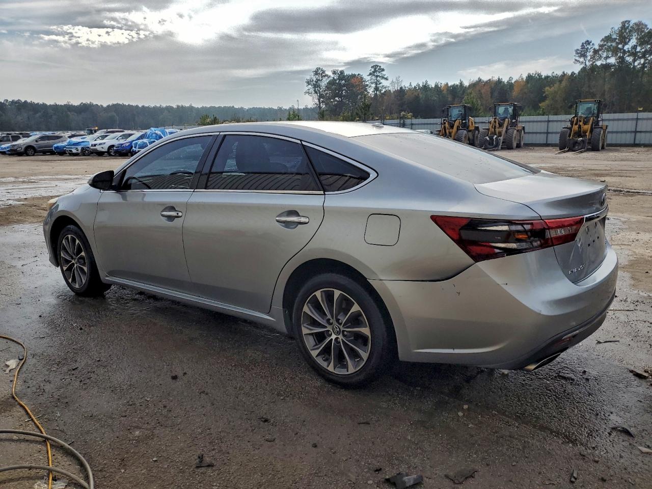 Toyota Avalon Xle Image 3