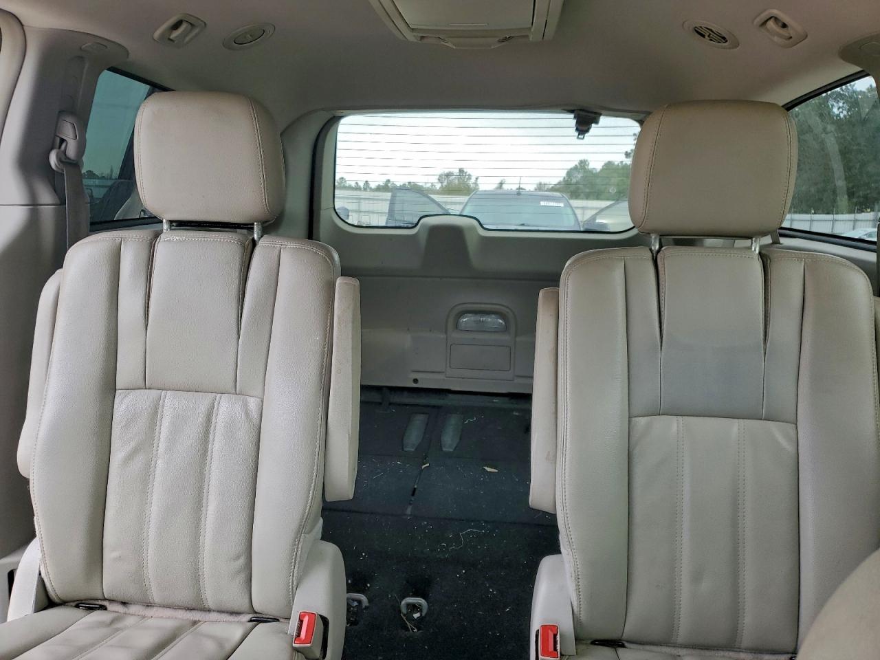 Chrysler Minivan Touring Image 11