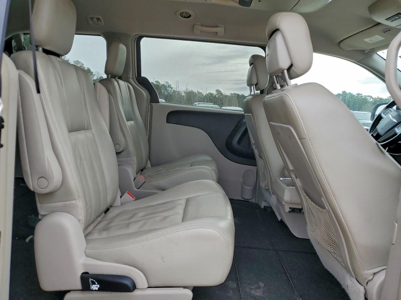 Chrysler Minivan Touring Image 7