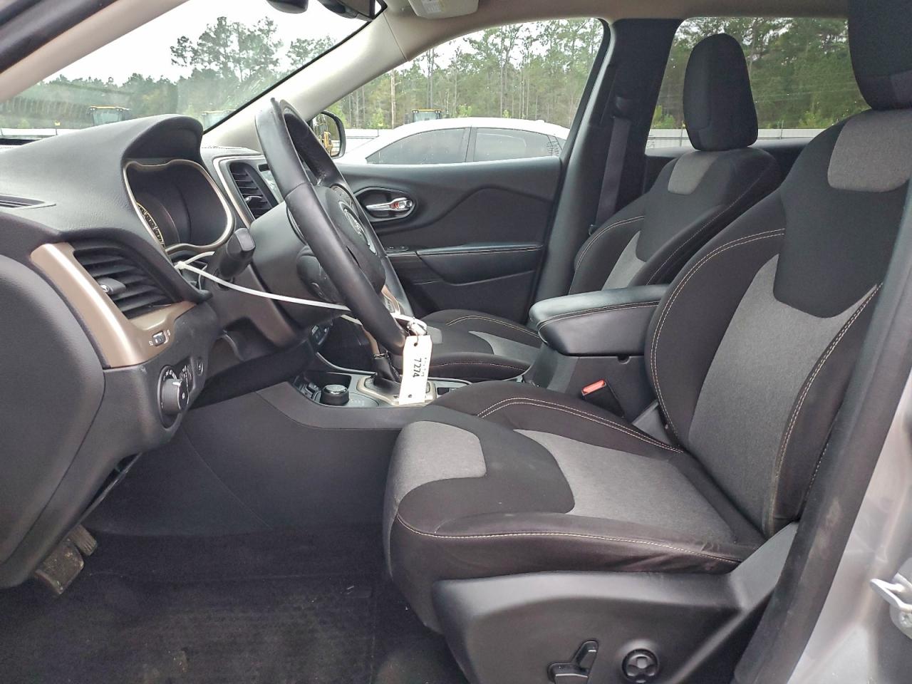 Jeep Grand Cherokee Latitude Image 12