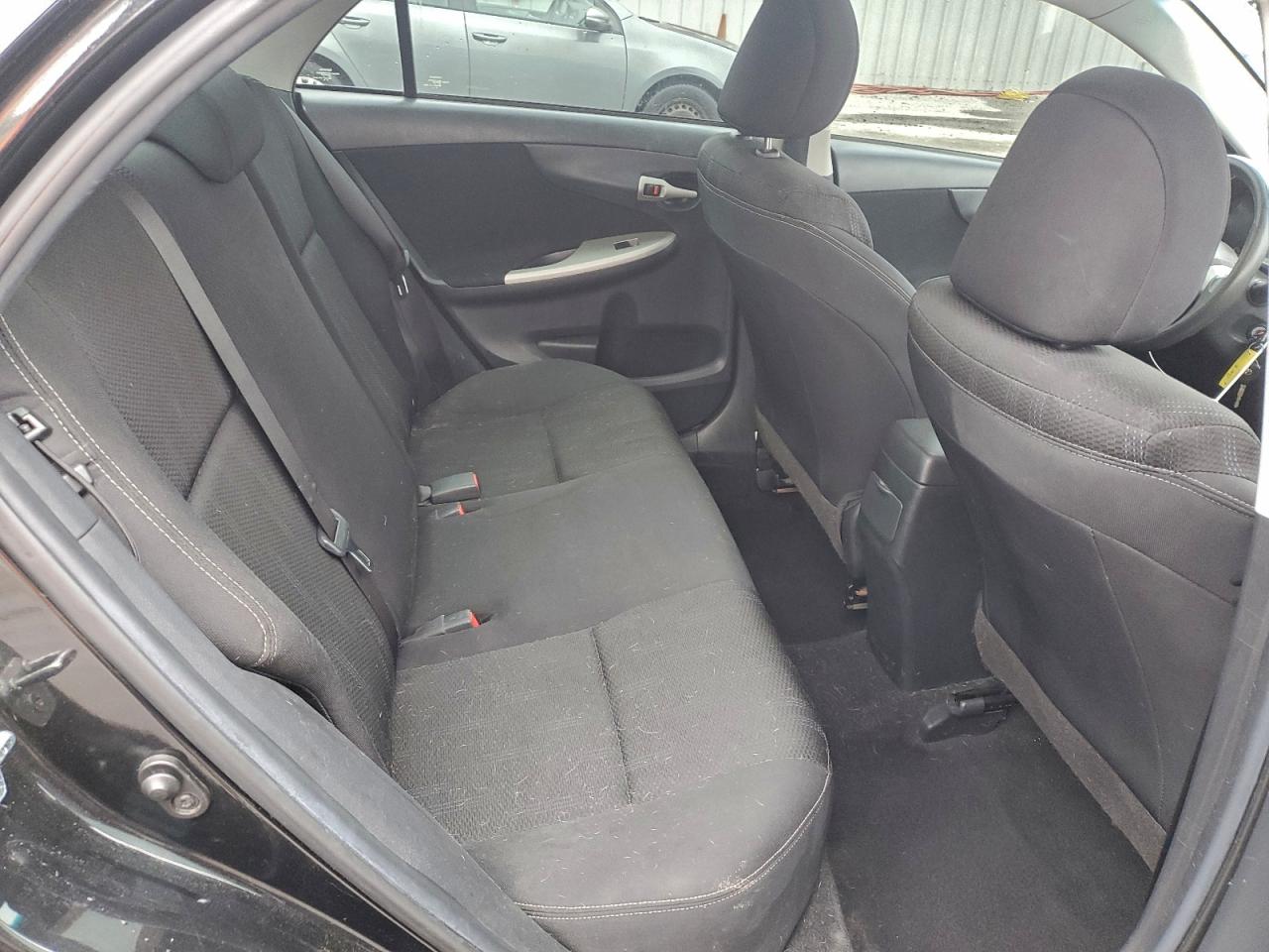 Toyota Corolla Base Image 9