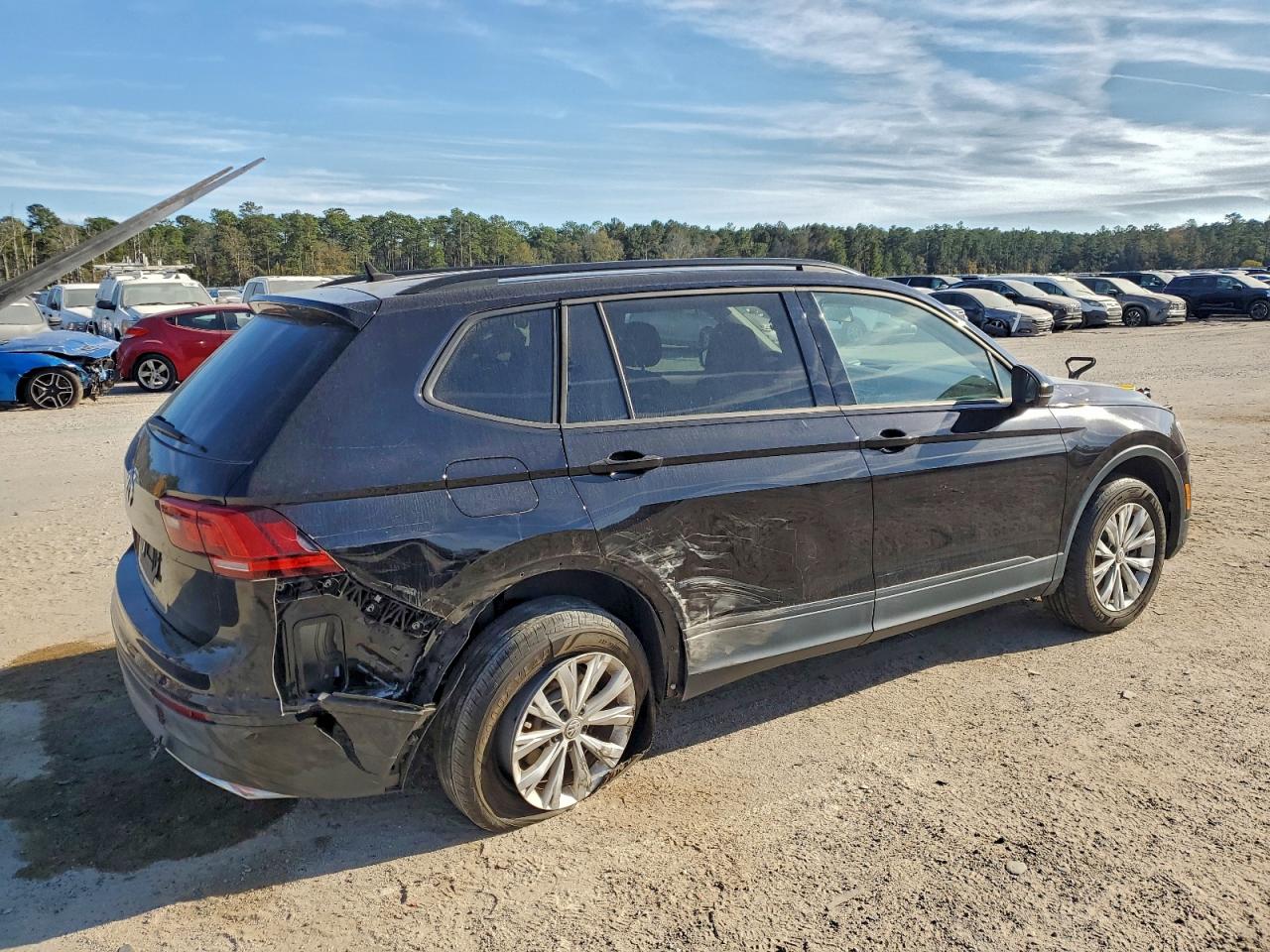 Volkswagen Tiguan S Image 2