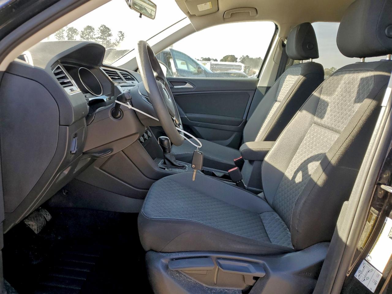 Volkswagen Tiguan S Image 5