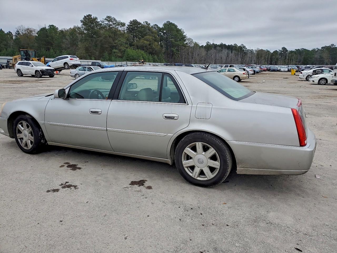 Cadillac DTS Image 4