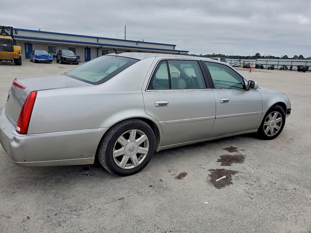 Cadillac DTS Image 2