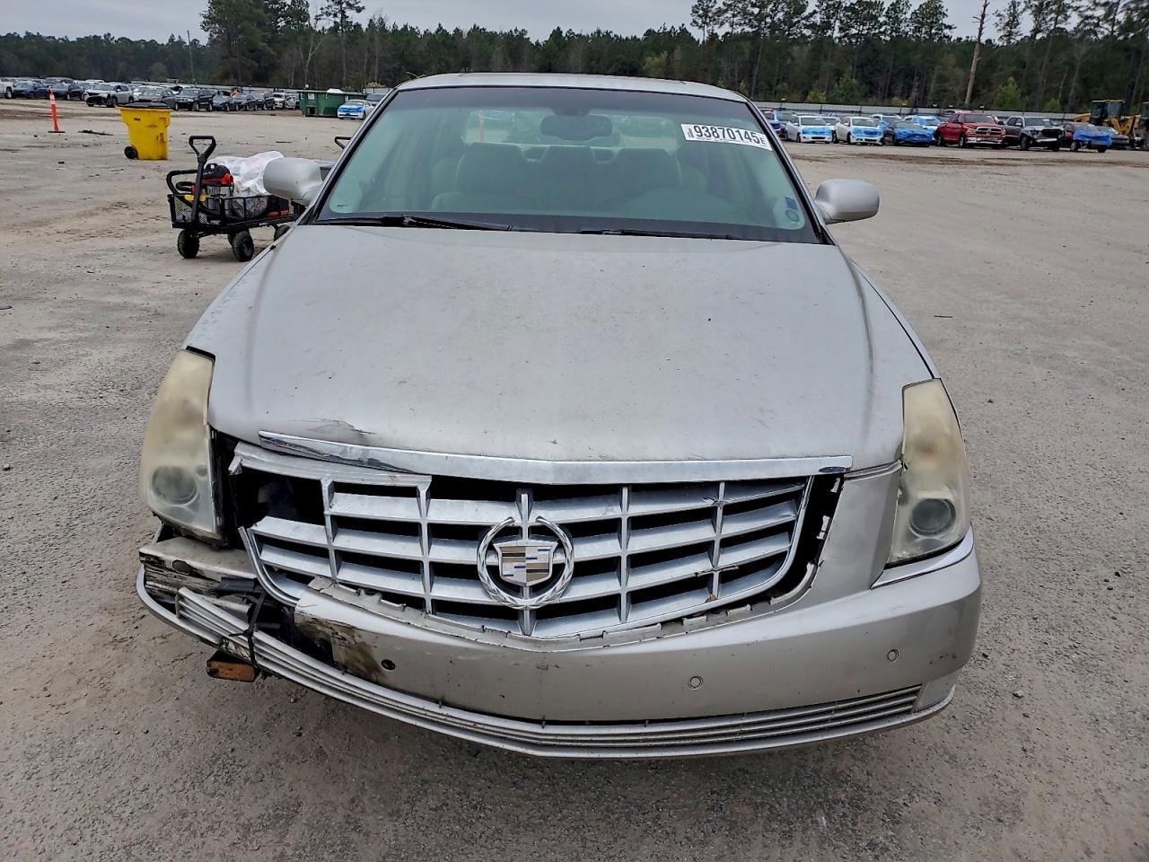 Cadillac DTS Image 8