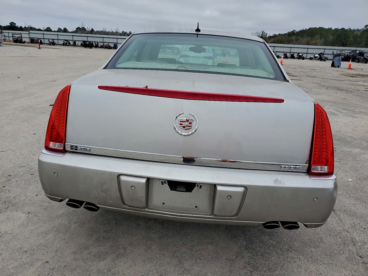 Cadillac DTS Image 3