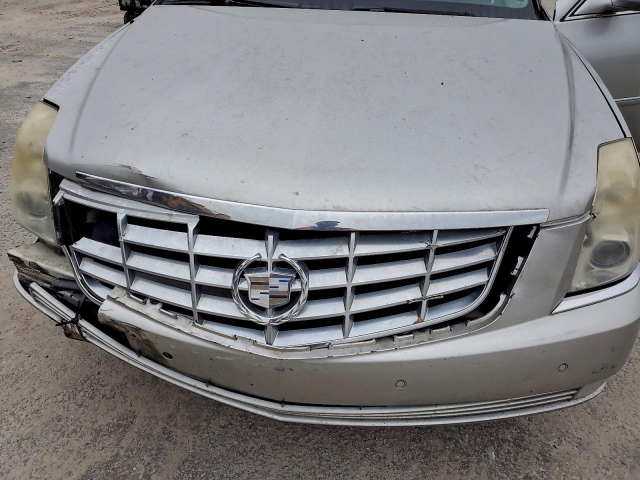 Cadillac DTS Image 10