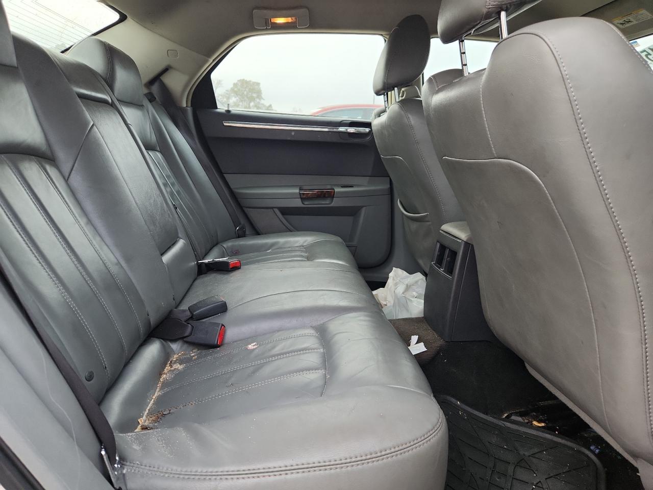 Chrysler 300 Image 11