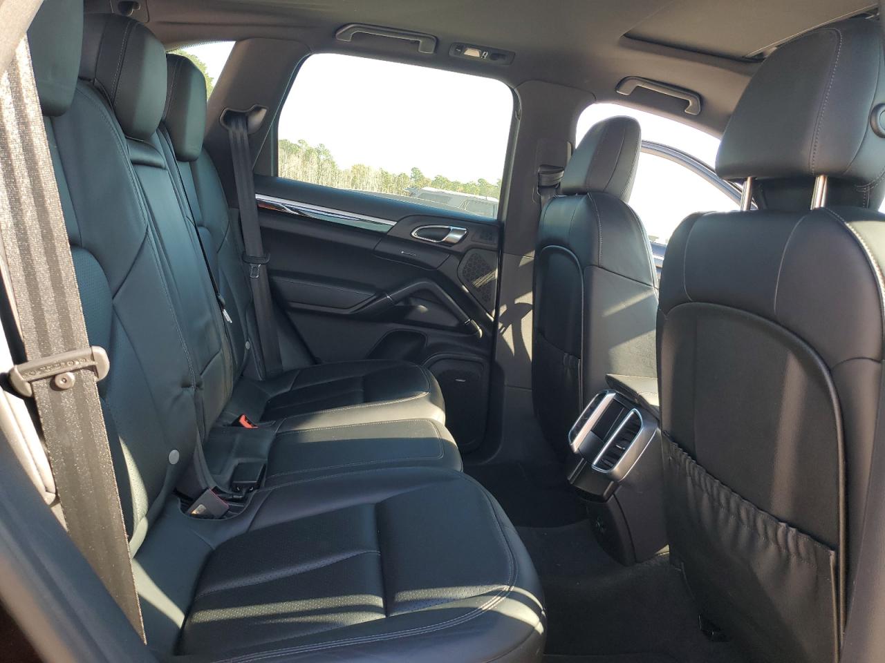 Porsche Cayenne Image 10