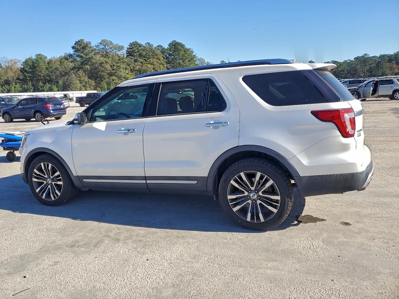 Ford Explorer Platinum Image 13