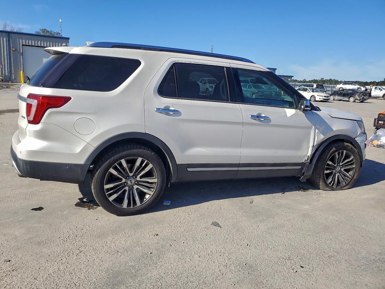 Ford Explorer Platinum Image 12