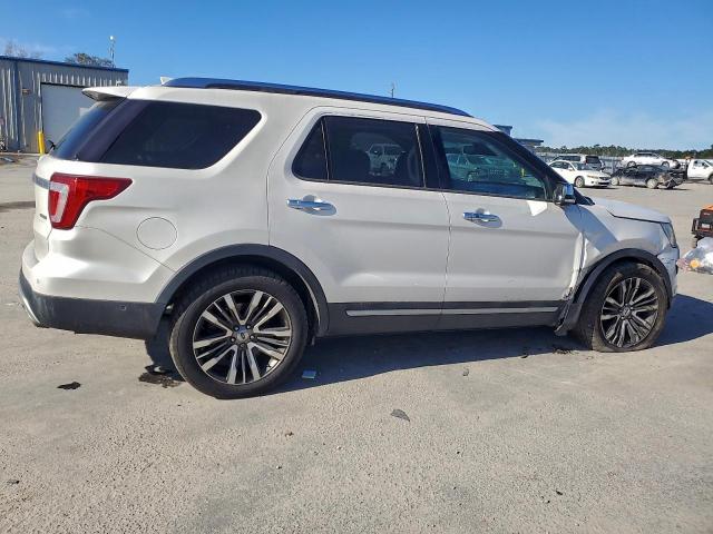 Ford Explorer Platinum Image 12
