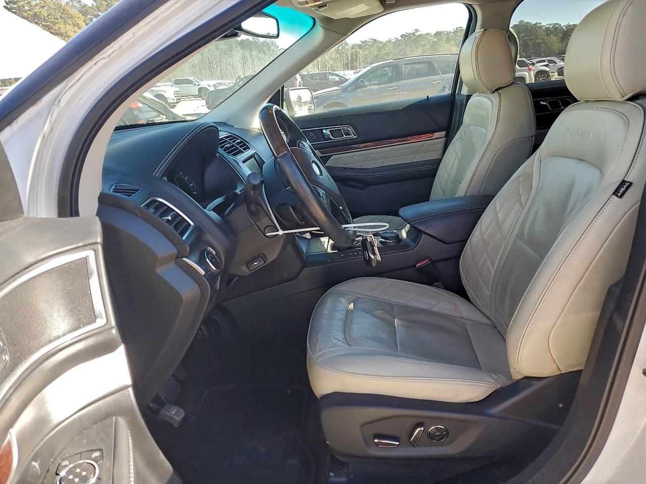 Ford Explorer Platinum Image 5