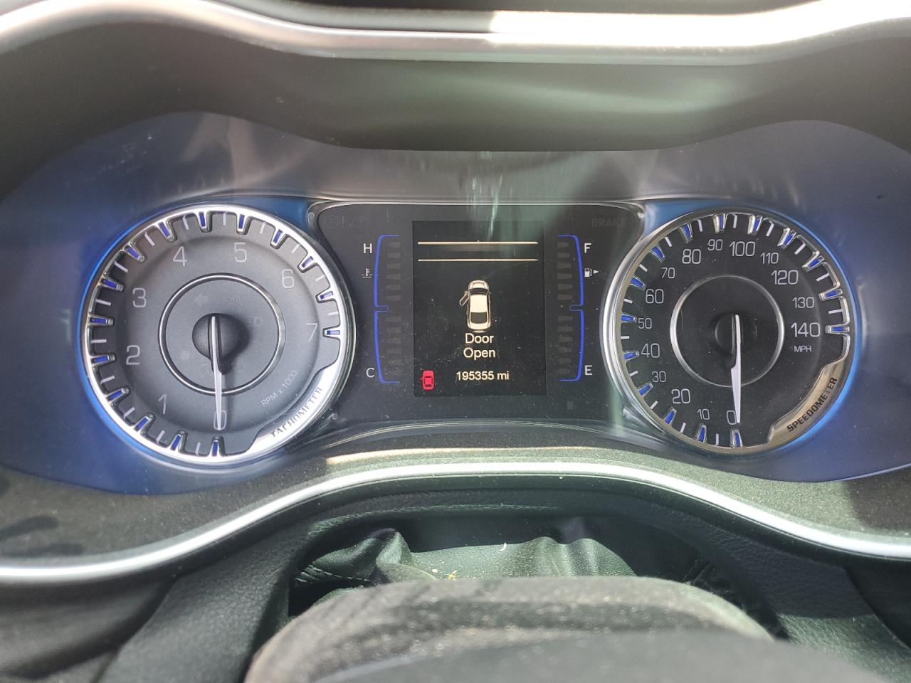 Chrysler 200 Limited Image 7