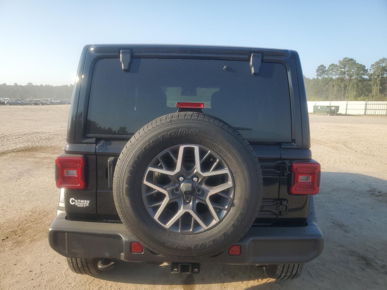 Jeep Wrangler Sahara Image 3