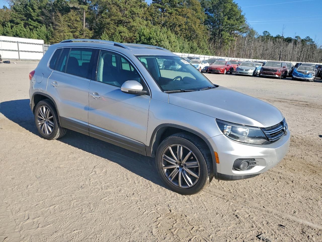 Volkswagen Tiguan S Image 8