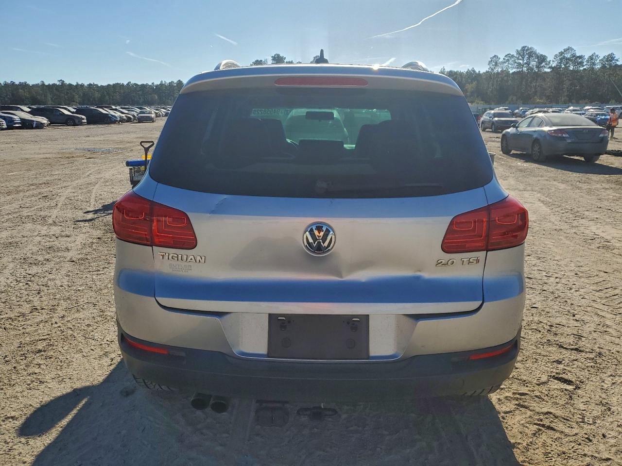 Volkswagen Tiguan S Image 6