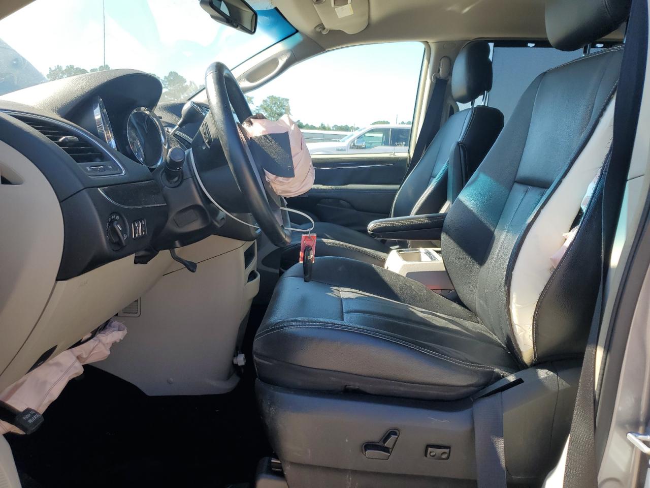 Chrysler Minivan Touring Image 8