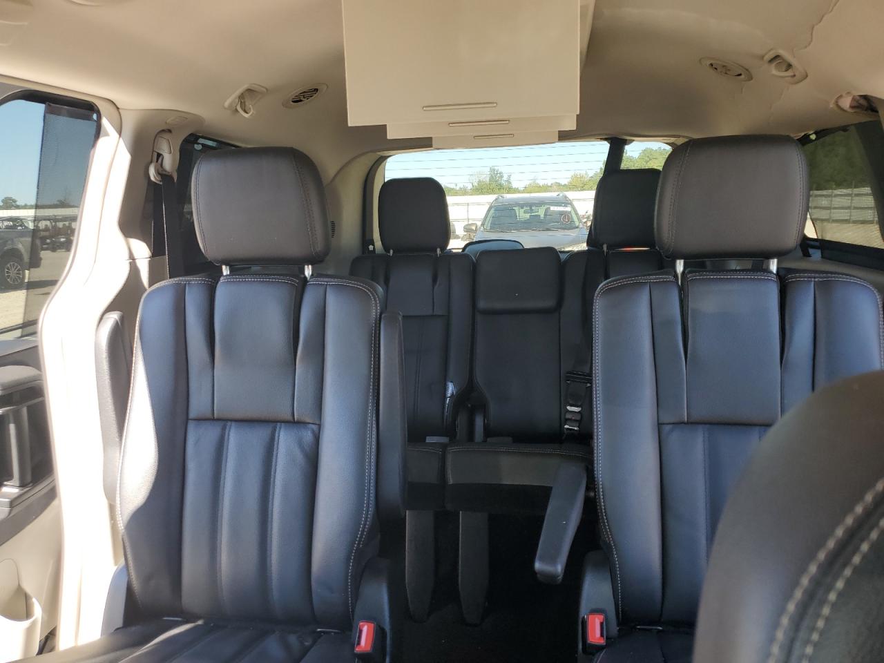 Chrysler Minivan Touring Image 10