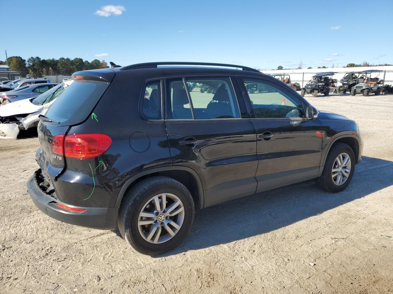 Volkswagen Tiguan S Image 2