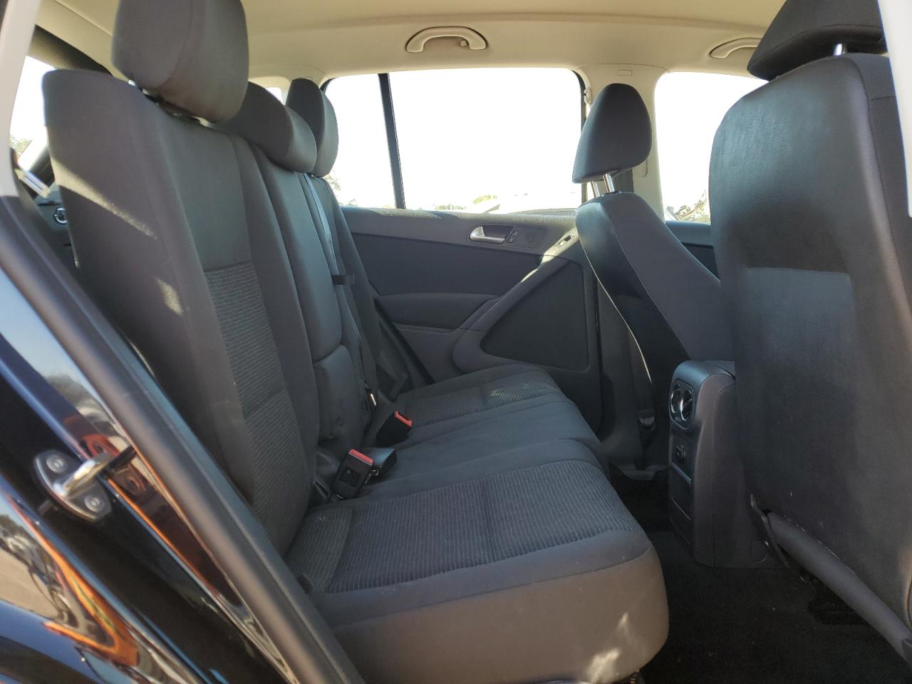 Volkswagen Tiguan S Image 3