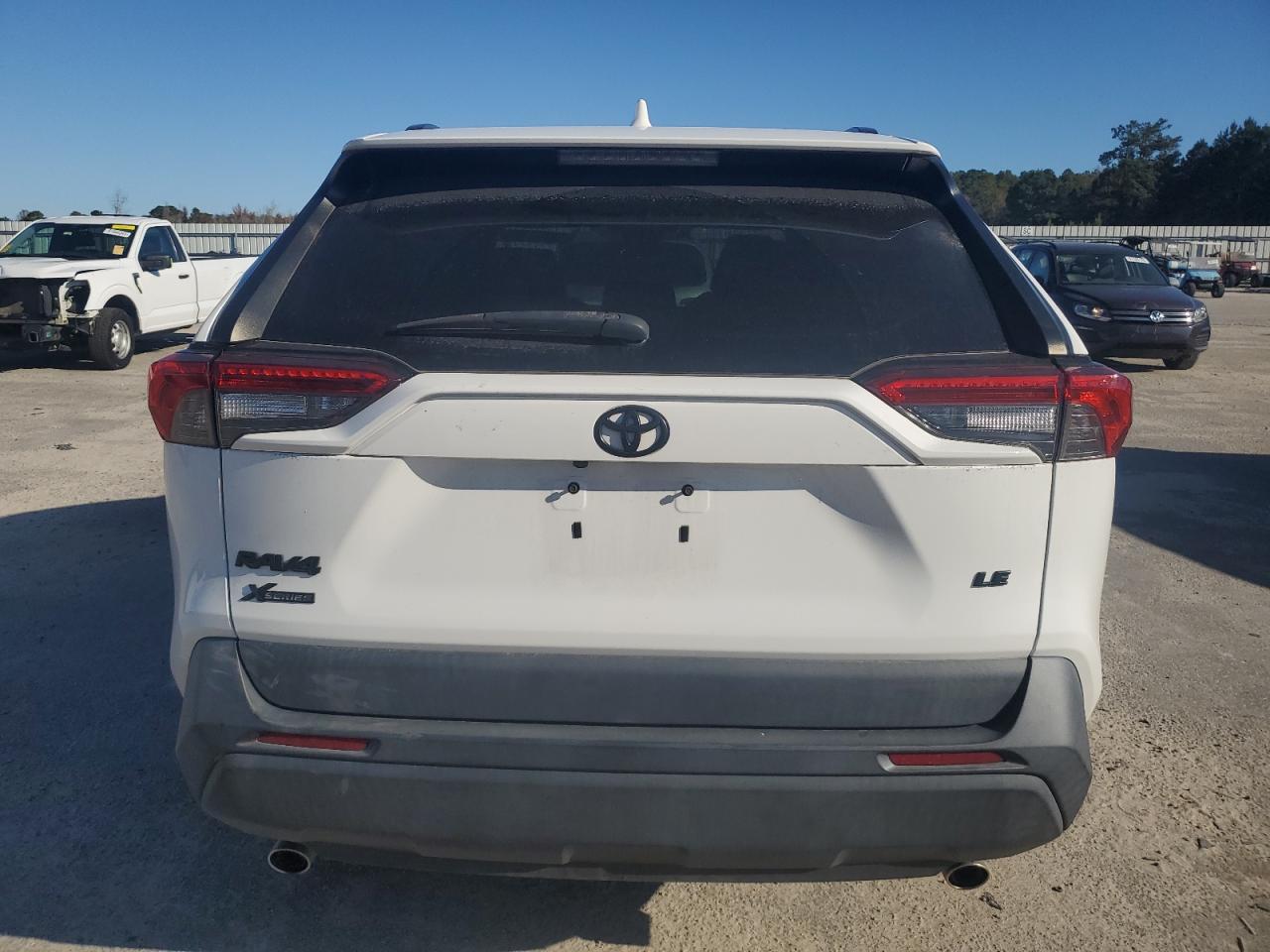 Toyota RAV4 Le Image 4