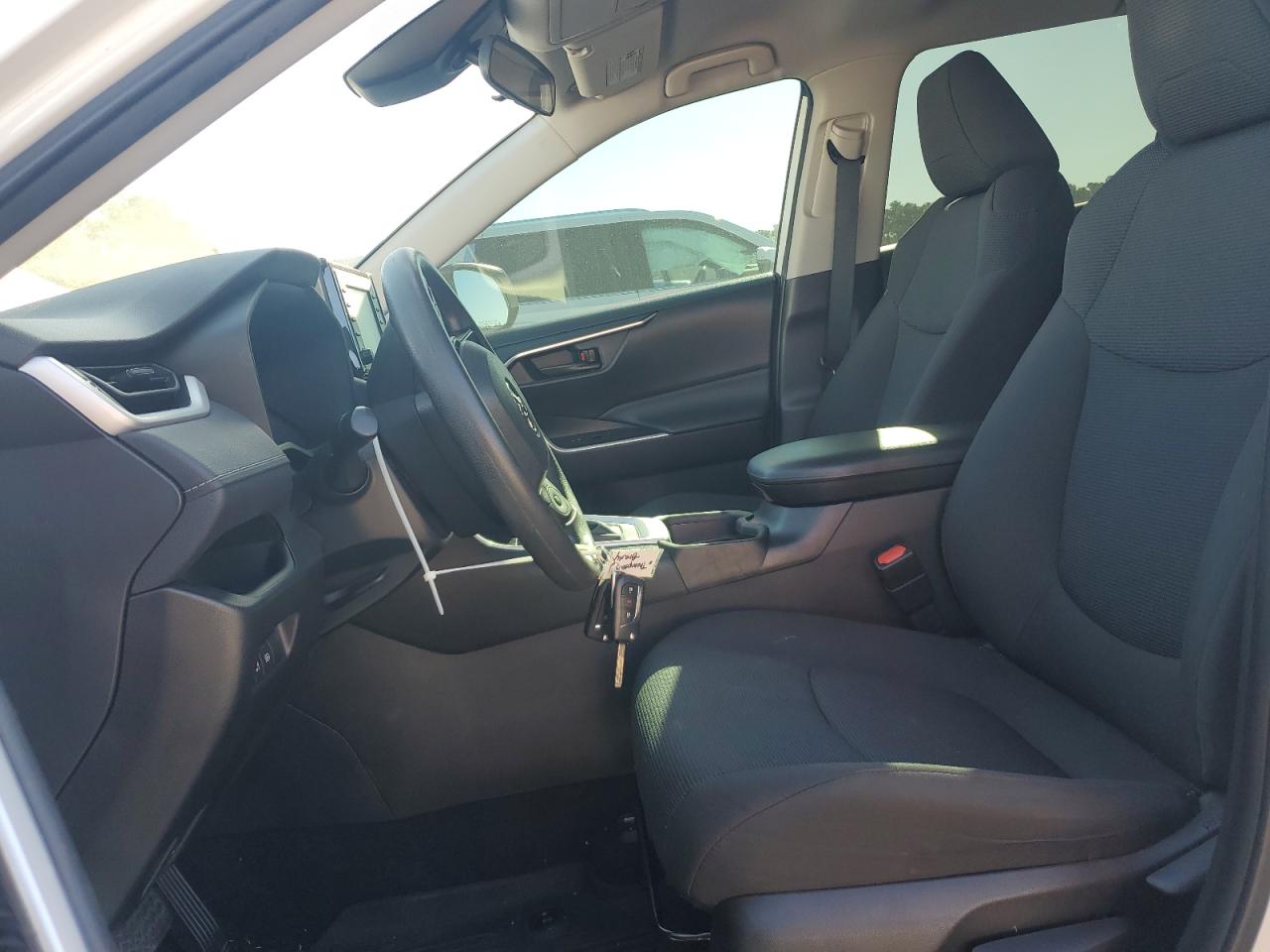 Toyota RAV4 Le Image 6