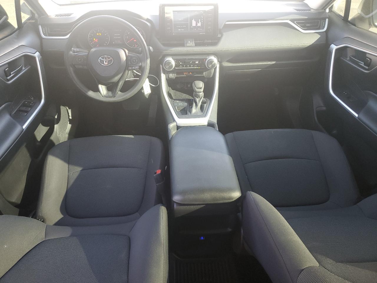 Toyota RAV4 Le Image 7